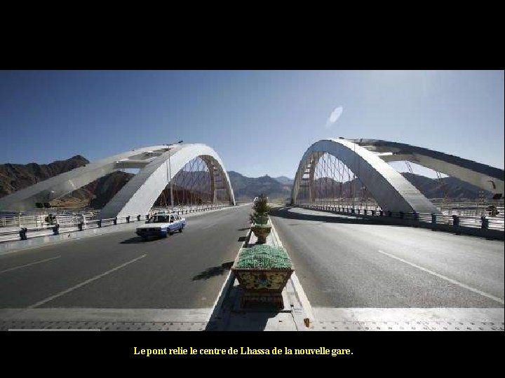 Le pont relie le centre de Lhassa de la nouvelle gare. 