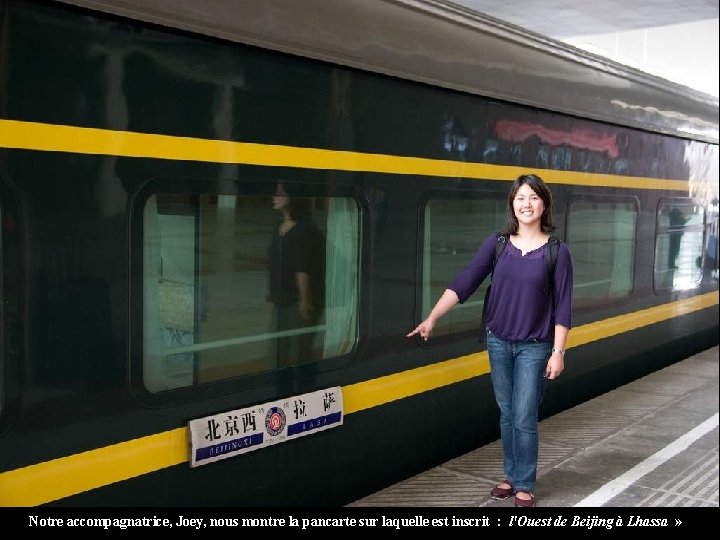 Notre accompagnatrice, Joey, nous montre la pancarte sur laquelle est inscrit : l'Ouest de