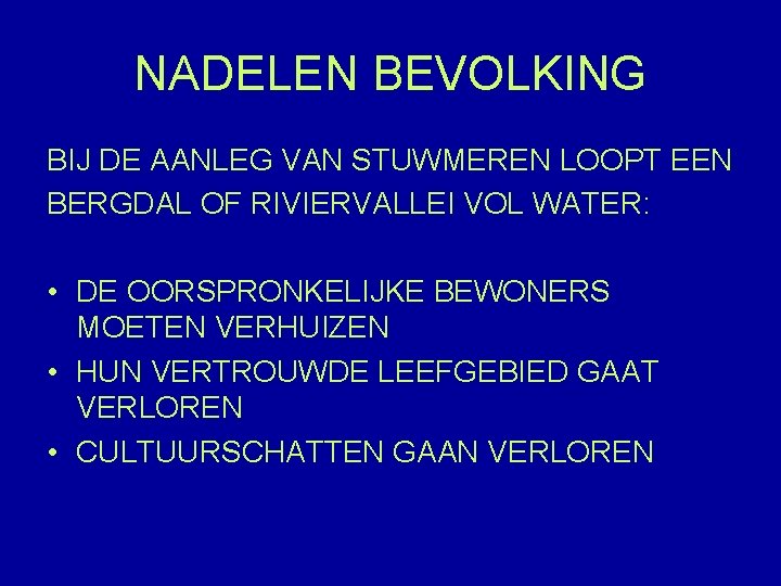 NADELEN BEVOLKING BIJ DE AANLEG VAN STUWMEREN LOOPT EEN BERGDAL OF RIVIERVALLEI VOL WATER: