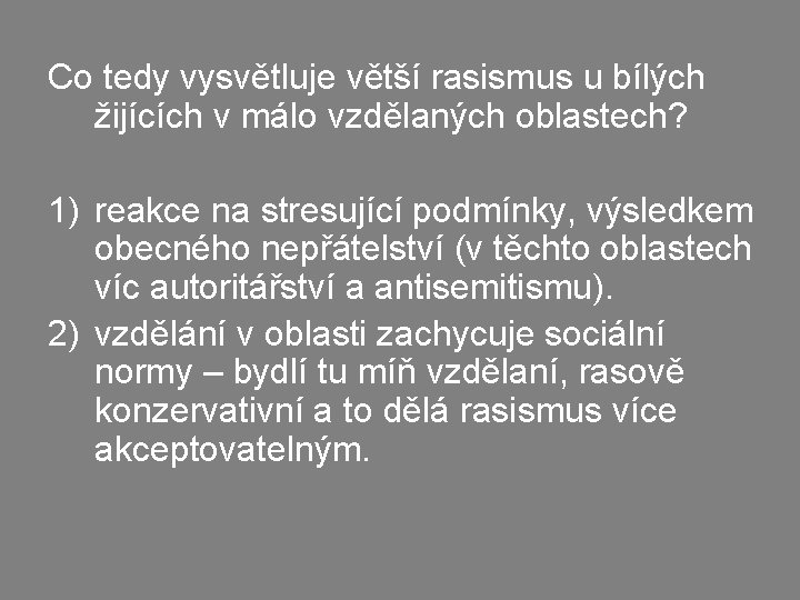 Co tedy vysvětluje větší rasismus u bílých žijících v málo vzdělaných oblastech? 1) reakce