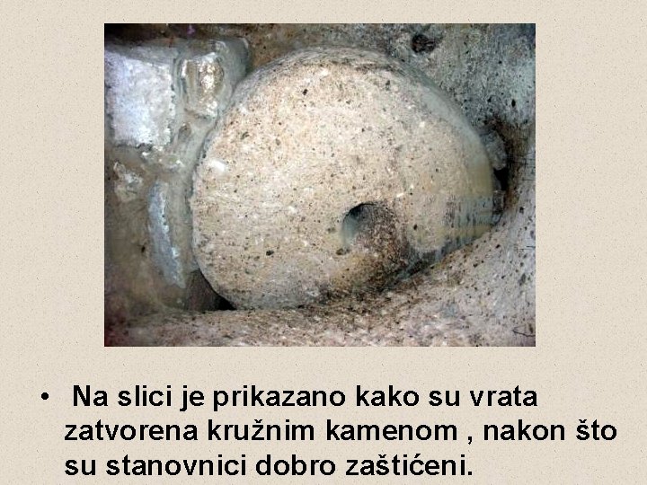  • Na slici je prikazano kako su vrata zatvorena kružnim kamenom , nakon