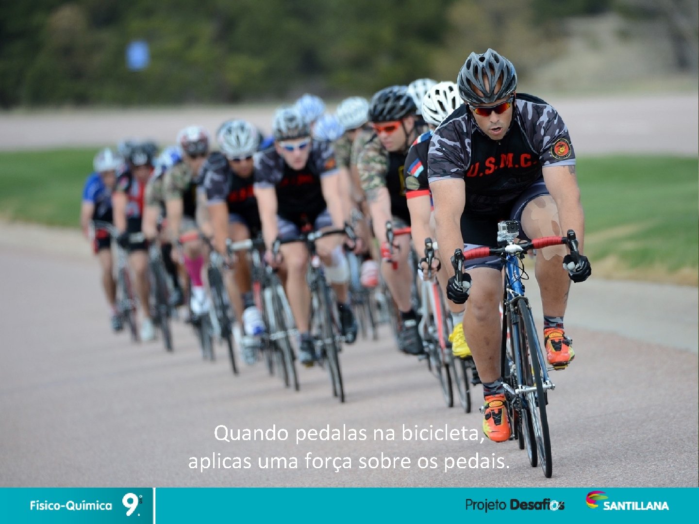 Quando pedalas na bicicleta, aplicas uma força sobre os pedais. 