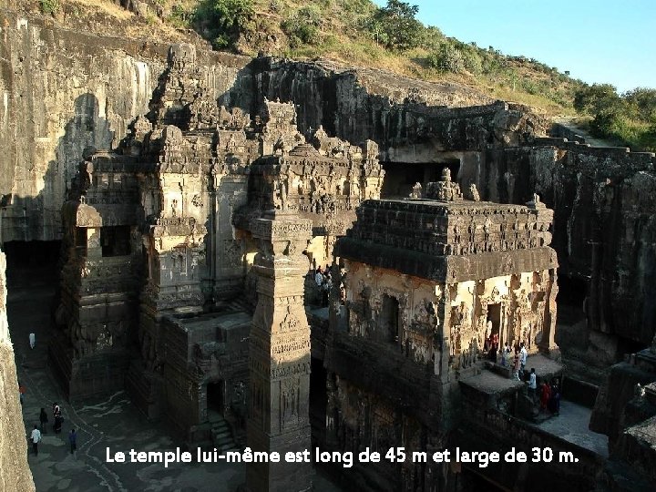 Le temple lui-même est long de 45 m et large de 30 m. 