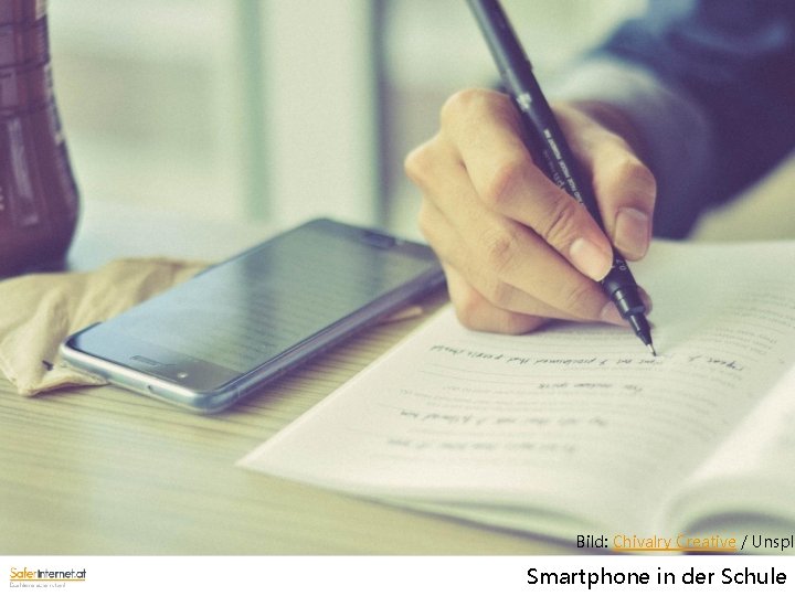 Bild: Chivalry Creative / Unspla Smartphone in der Schule 