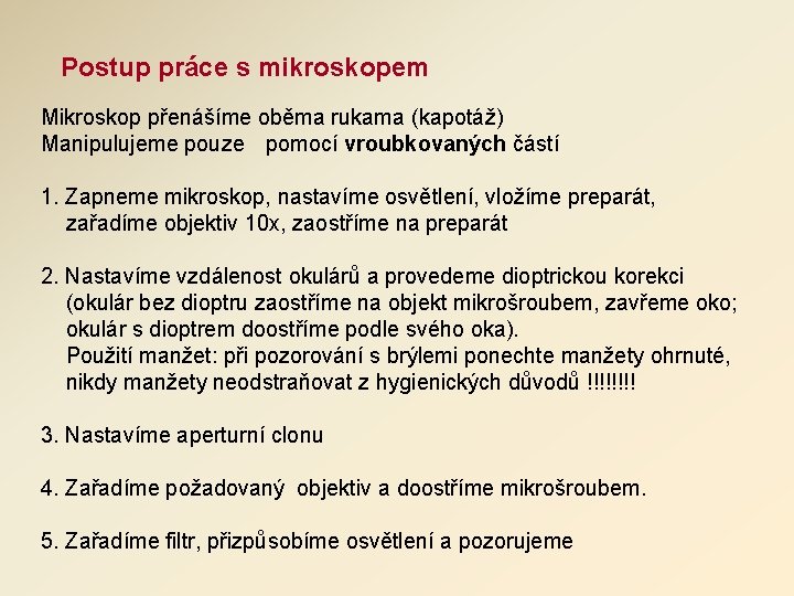 Postup práce s mikroskopem Mikroskop přenášíme oběma rukama (kapotáž) Manipulujeme pouze pomocí vroubkovaných částí Postup práce s mikroskopem Mikroskop přenášíme oběma rukama (kapotáž) Manipulujeme pouze pomocí vroubkovaných částí