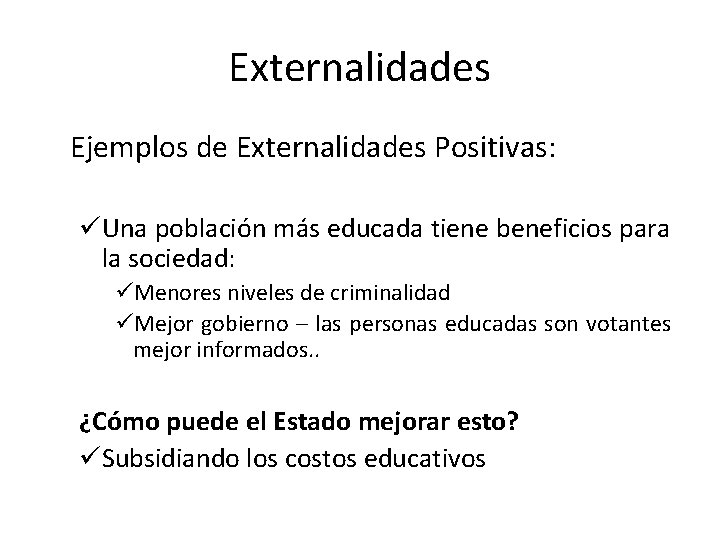 Externalidades Ejemplos de Externalidades Positivas: üUna población más educada tiene beneficios para la sociedad: