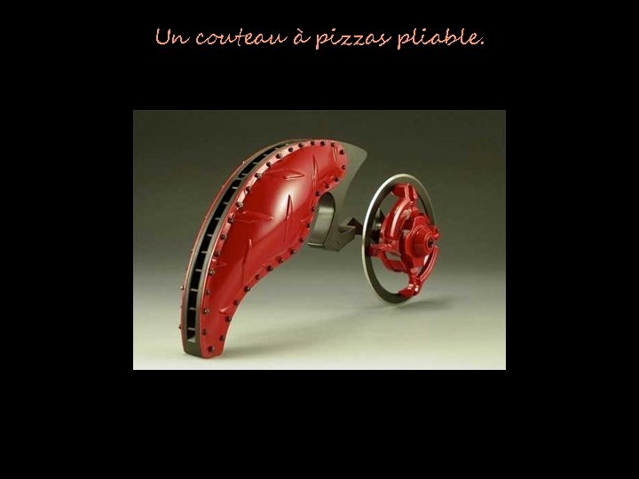 Un couteau à pizzas pliable. 