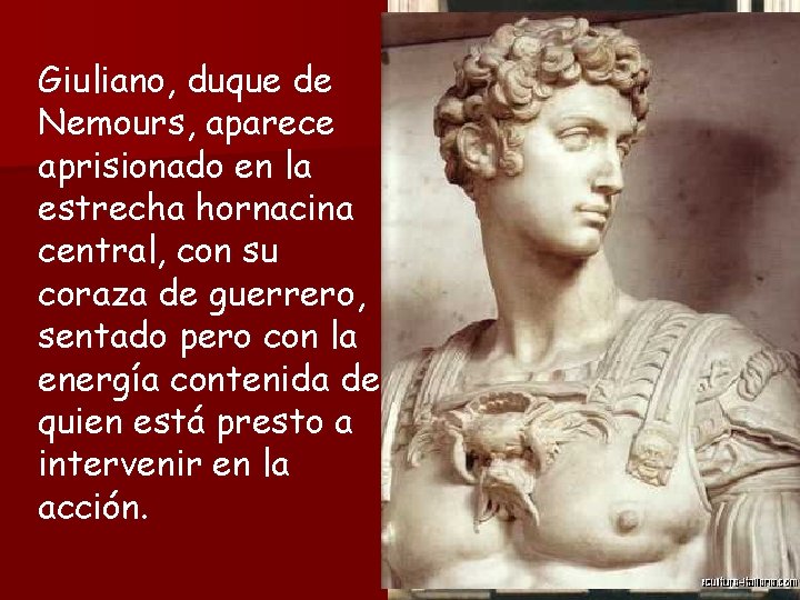 Giuliano, duque de Nemours, aparece aprisionado en la estrecha hornacina central, con su coraza