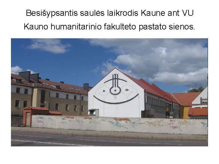Besišypsantis saulės laikrodis Kaune ant VU Kauno humanitarinio fakulteto pastato sienos. 
