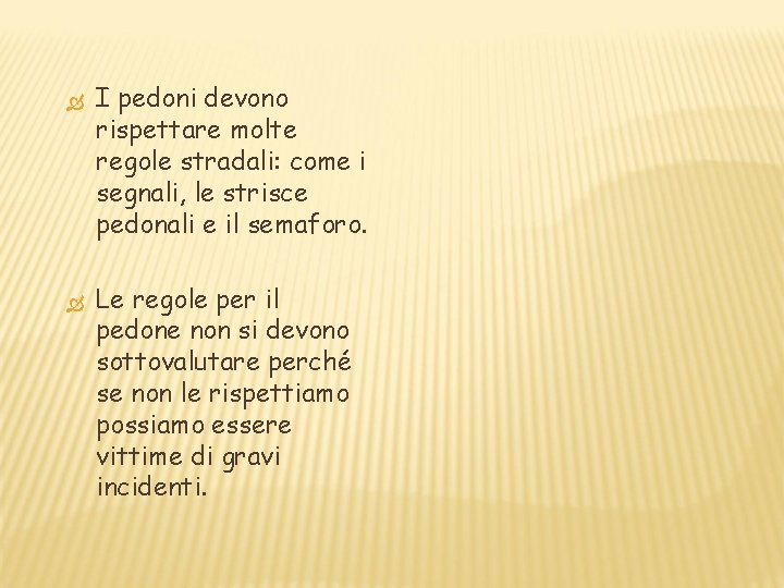 I pedoni devono rispettare molte regole stradali: come i segnali, le strisce pedonali I pedoni devono rispettare molte regole stradali: come i segnali, le strisce pedonali