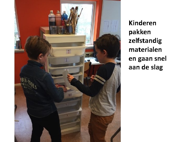 Kinderen pakken zelfstandig materialen en gaan snel aan de slag 