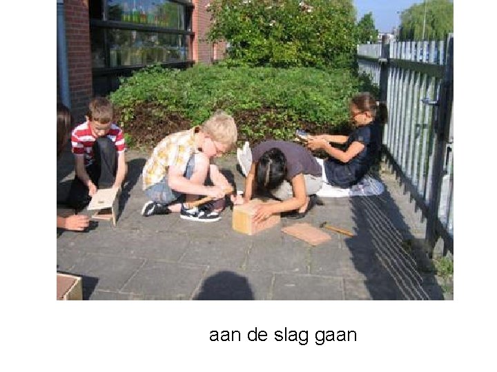 aan de slag gaan 
