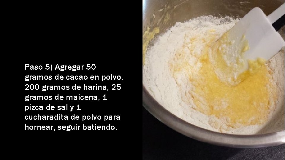 Paso 5) Agregar 50 gramos de cacao en polvo, 200 gramos de harina, 25