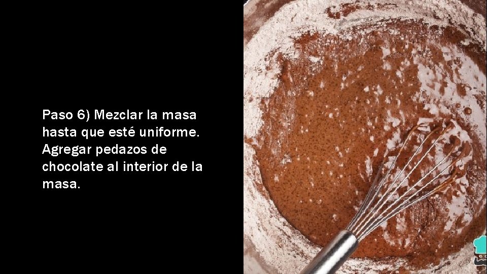 Paso 6) Mezclar la masa hasta que esté uniforme. Agregar pedazos de chocolate al