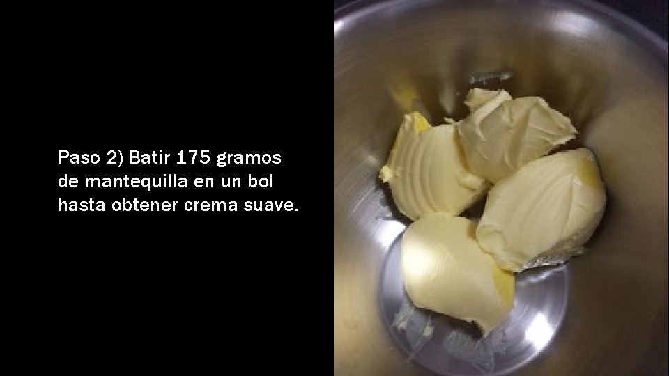 Paso 2) Batir 175 gramos de mantequilla en un bol hasta obtener crema suave.