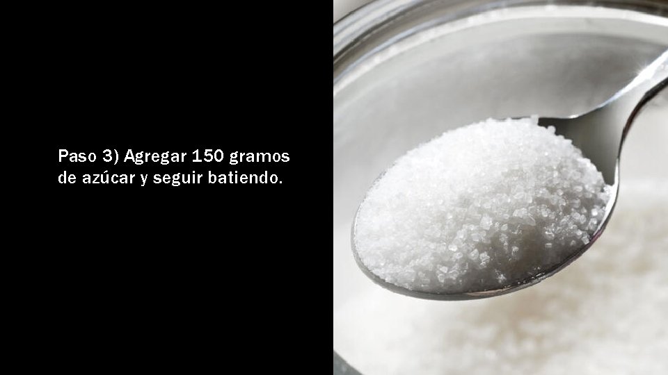 Paso 3) Agregar 150 gramos de azúcar y seguir batiendo. 