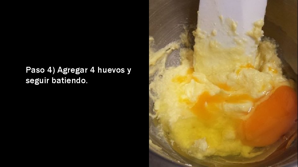 Paso 4) Agregar 4 huevos y seguir batiendo. 