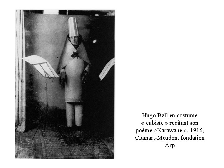 Hugo Ball en costume « cubiste » récitant son poème » Karawane » , Hugo Ball en costume « cubiste » récitant son poème » Karawane » ,