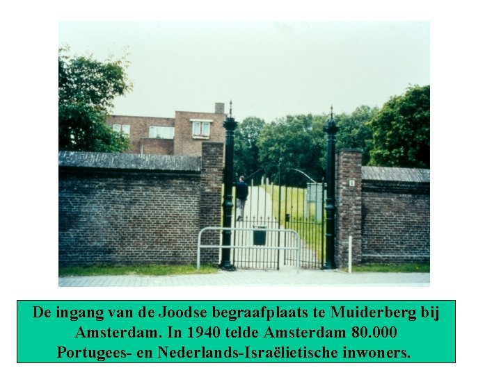 De ingang van de Joodse begraafplaats te Muiderberg bij Amsterdam. In 1940 telde Amsterdam