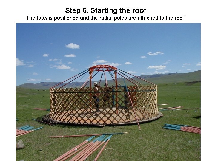 Step 6. Starting the roof The tōōn is positioned and the radial poles are