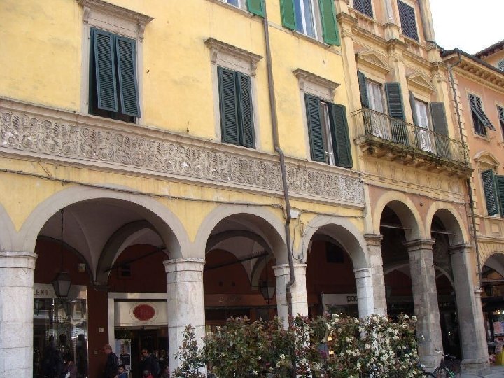 Borgo Stretto: it is the most elegant street in Pisa. The most expensive shops