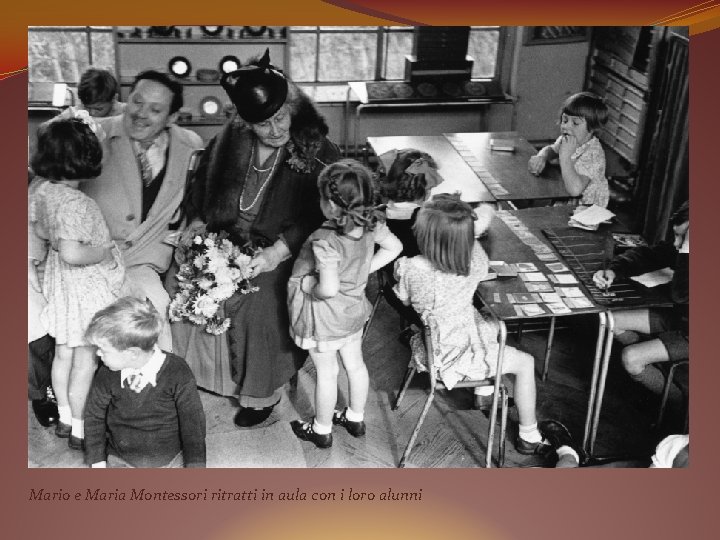 Mario e Maria Montessori ritratti in aula con i loro alunni 