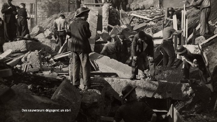Des sauveteurs dégagent un abri 