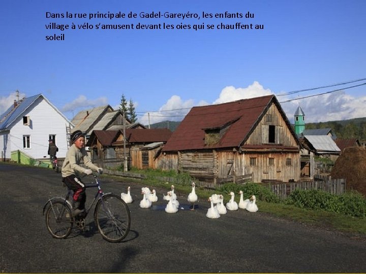 Dans la rue principale de Gadel-Gareyéro, les enfants du village à vélo s’amusent devant