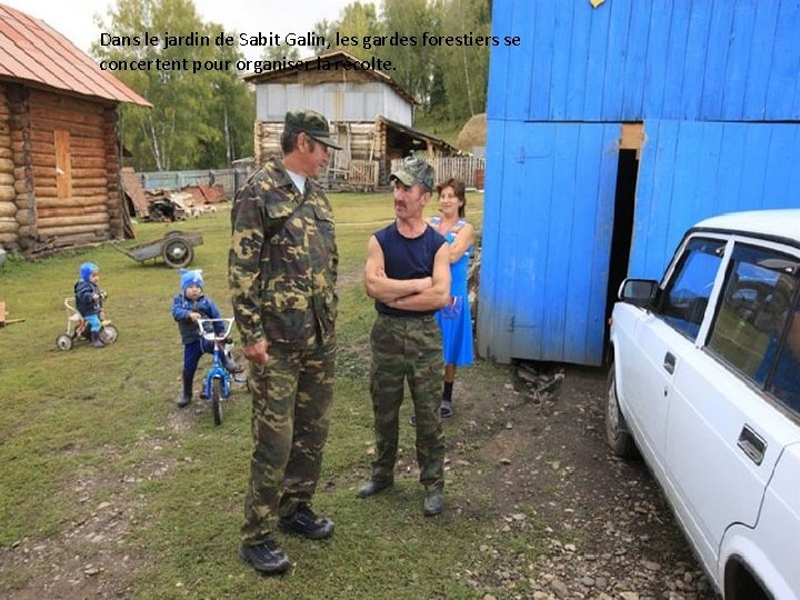 Dans le jardin de Sabit Galin, les gardes forestiers se concertent pour organiser la