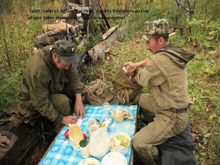 Sabit Galin et Aglam Ramujin, gardes forestiers autour d’une table improvisée dans le campement