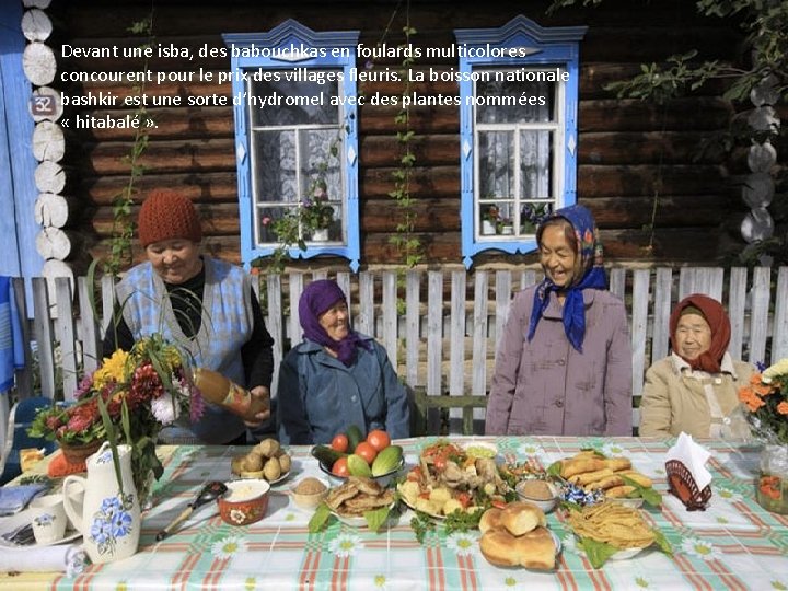 Devant une isba, des babouchkas en foulards multicolores concourent pour le prix des villages
