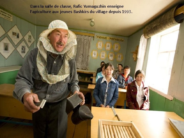 Dans la salle de classe, Rafic Yumaguzhin enseigne l’apiculture aux jeunes Bashkirs du village