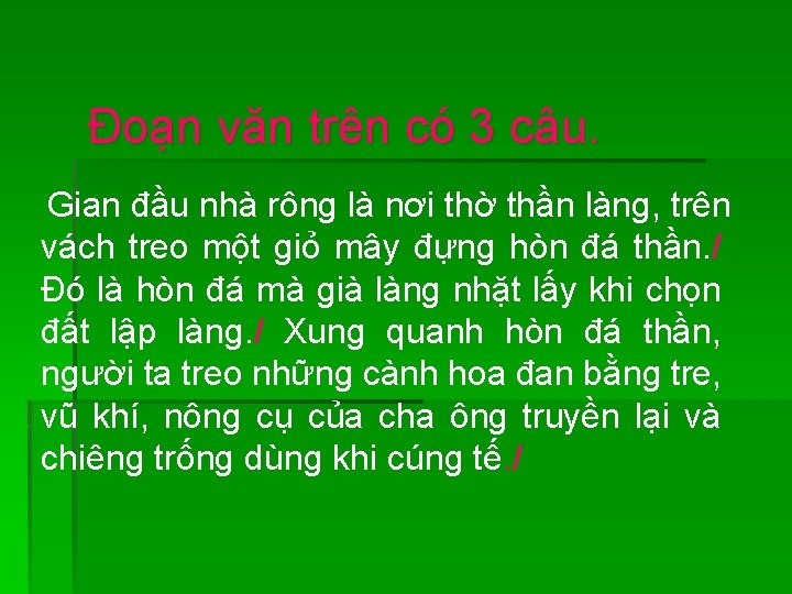 Đoạn văn trên có 3 câu. Gian đầu nhà rông là nơi thờ thần