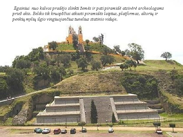 Ilgainiui nuo kalvos pradėjo slinkti žemės ir pati piramidė atsivėrė archeologams prieš akis. Beliko