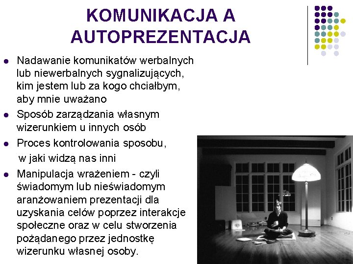 KOMUNIKACJA A AUTOPREZENTACJA l l Nadawanie komunikatów werbalnych lub niewerbalnych sygnalizujących, kim jestem lub