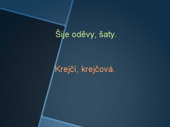 Šije oděvy, šaty. Krejčí, krejčová. 