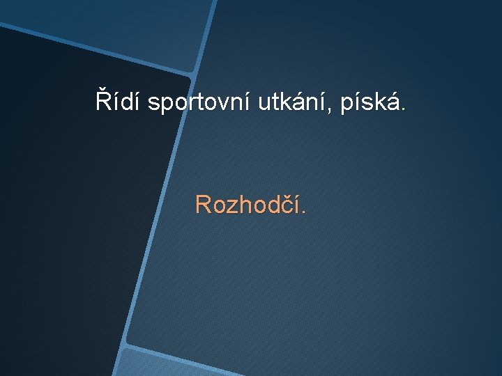 Řídí sportovní utkání, píská. Rozhodčí. 