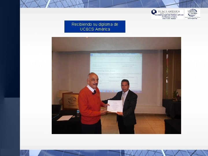 Recibiendo su diploma de UC&CS América 