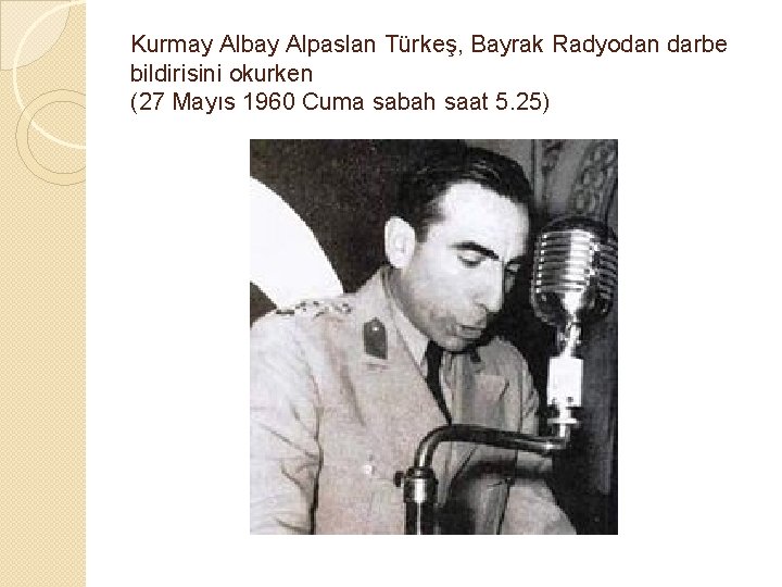 Kurmay Albay Alpaslan Türkeş, Bayrak Radyodan darbe bildirisini okurken (27 Mayıs 1960 Cuma sabah