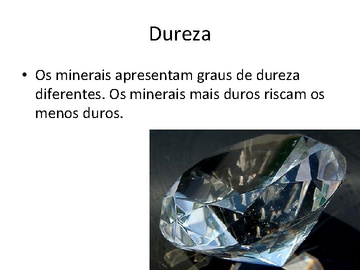 Dureza • Os minerais apresentam graus de dureza diferentes. Os minerais mais duros riscam Dureza • Os minerais apresentam graus de dureza diferentes. Os minerais mais duros riscam