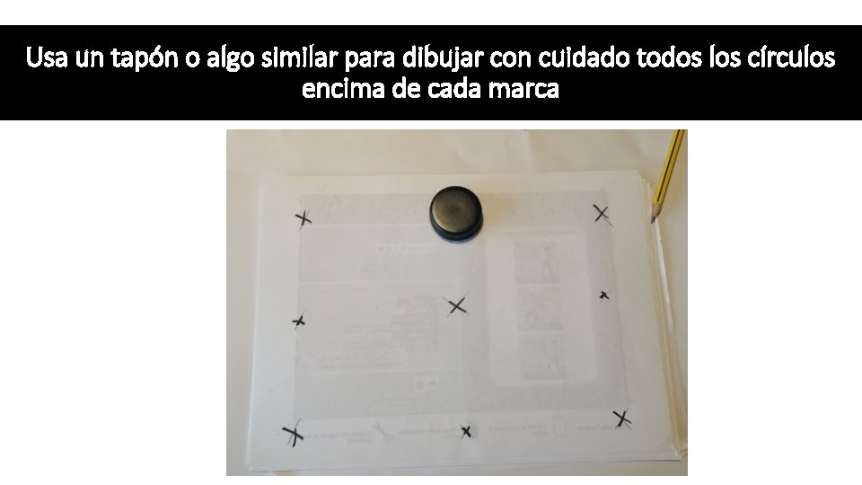 Usa un tapón o algo similar para dibujar con cuidado todos los círculos encima