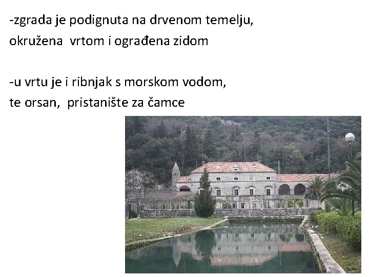 -zgrada je podignuta na drvenom temelju, okružena vrtom i ograđena zidom -u vrtu je