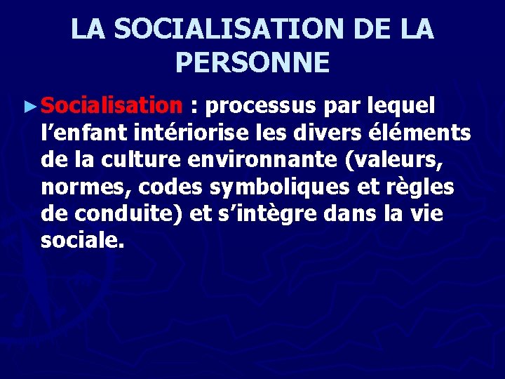 LA SOCIALISATION DE LA PERSONNE ► Socialisation : processus par lequel l’enfant intériorise les