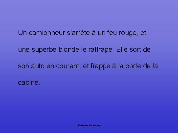 Un camionneur s’arrête à un feu rouge, et une superbe blonde le rattrape. Elle