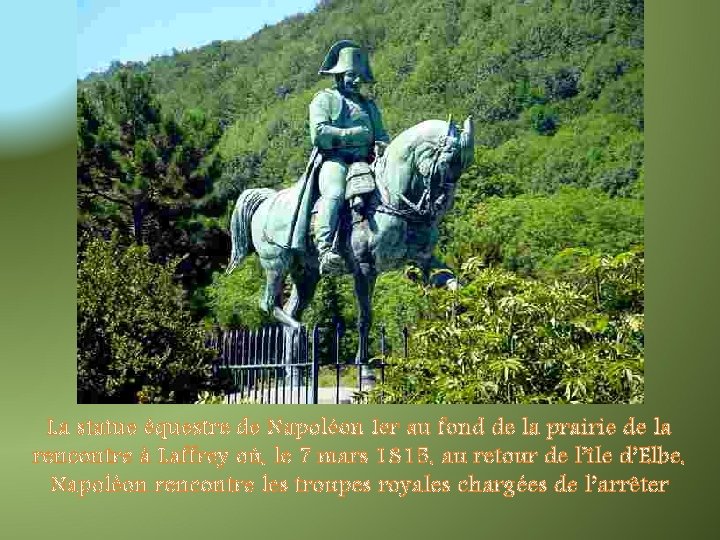 La statue équestre de Napoléon Ier au fond de la prairie de la rencontre