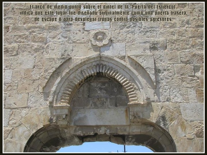 El arco de medio punto sobre el dintel de la “Puerta del Estiércol’, indica