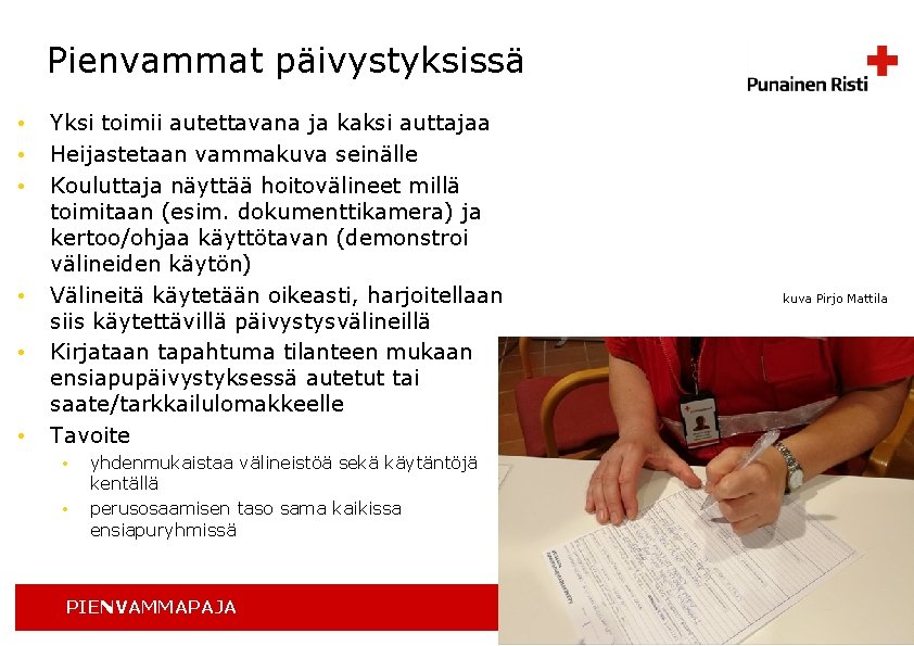 Pienvammat päivystyksissä • • • Yksi toimii autettavana ja kaksi auttajaa Heijastetaan vammakuva seinälle