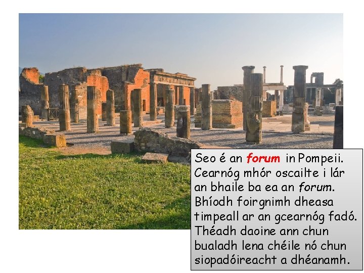 Seo é an forum in Pompeii. Cearnóg mhór oscailte i lár an bhaile ba