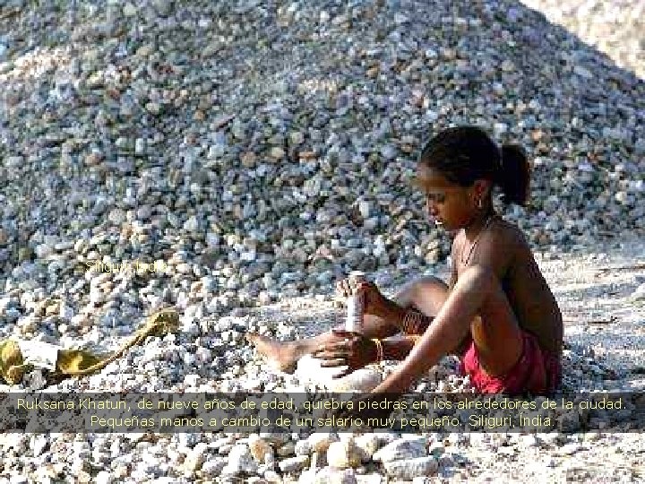 Siliguri, Índia Ruksana Khatun, de nueve años de edad, quiebra piedras en los alrededores