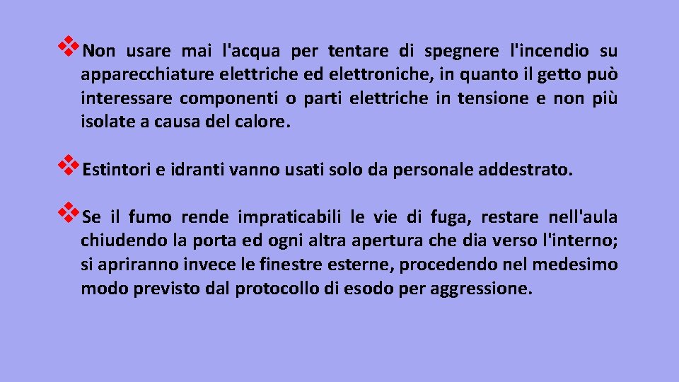 v. Non usare mai l'acqua per tentare di spegnere l'incendio su apparecchiature elettriche ed